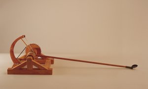 Modelo de reconstrução do projeto de da Vinci para uma catapulta (madeira, metal e corda)